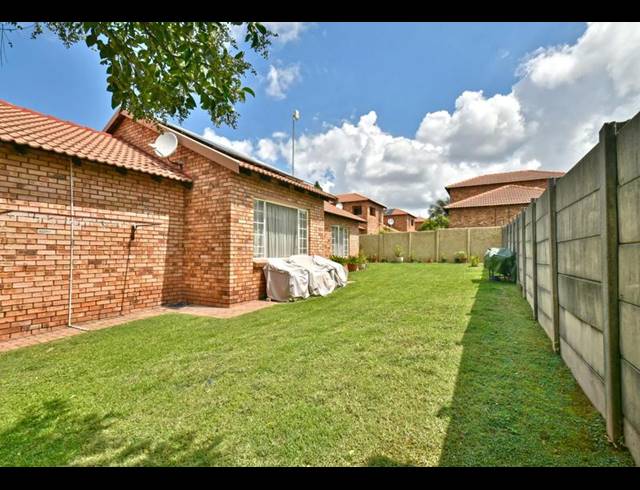 3 BEDROOM TOWNHOUSE FOR SALE IN SUNDOWNER